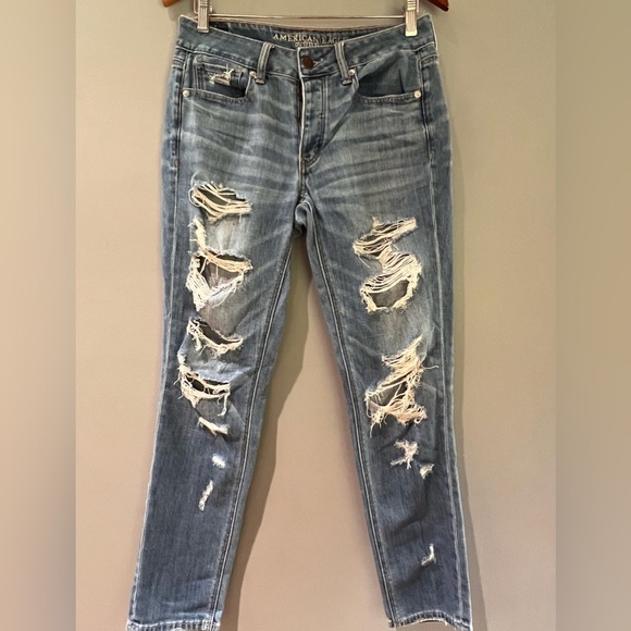 American Eagle Jeans Tomgirl Tapered Distressed Button Fly Womens 4 - Picture 1 of 7